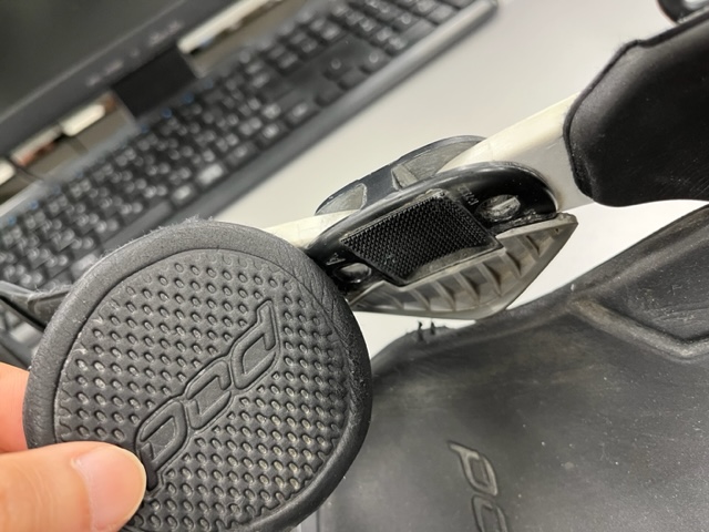 ニーブレース裏側のパッドの取り外しの様子
