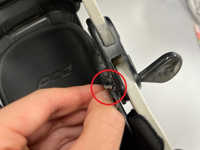 外側のネジを外したあと、内側のネジも取り外します。