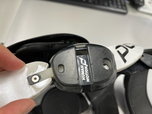 ネジが取れたらフレームをヒンジハウジングから引き抜きます。