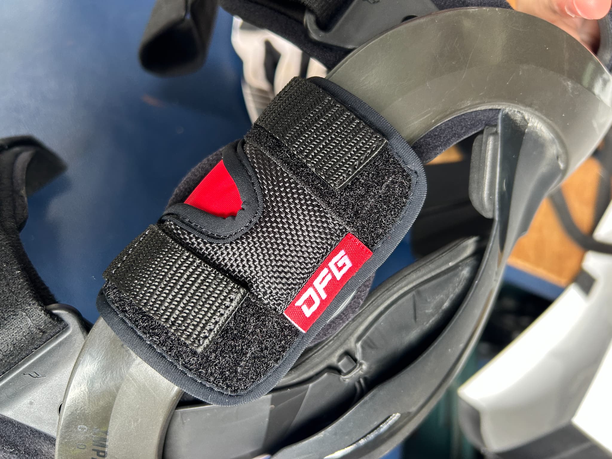 ニーブレース ヒンジカバー　ライダーレビュー製品写真