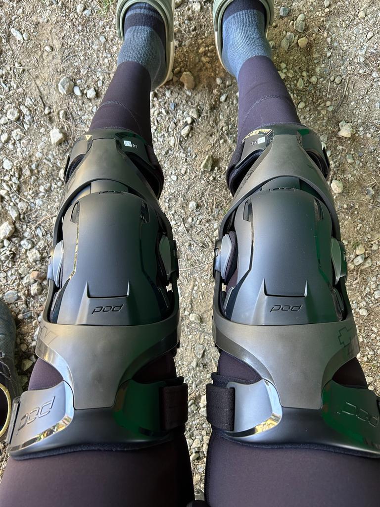 POD K4 2.0 ニーブレース ブラック 左右セット　ライダーレビュー製品写真