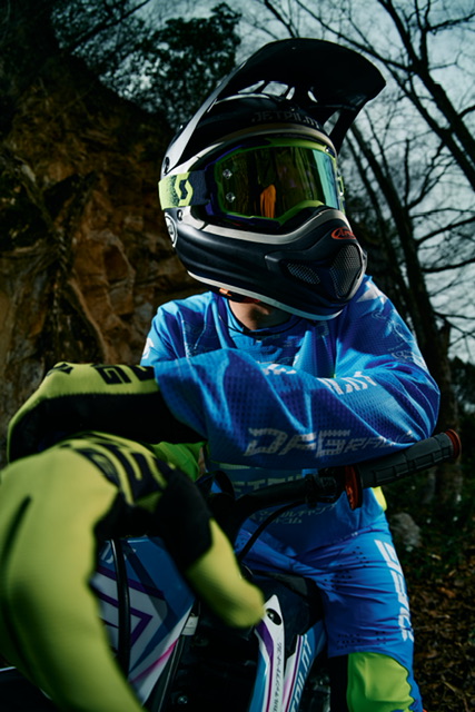 ソリッドグローブ ネオンイエロー　ライダーレビュー製品写真