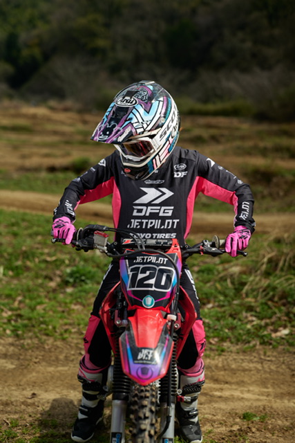 ソリッドグローブ ネオンピンク　ライダーレビュー製品写真