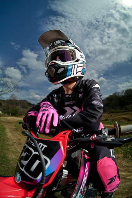 ソリッドグローブ ネオンピンク　ライダーレビュー製品写真