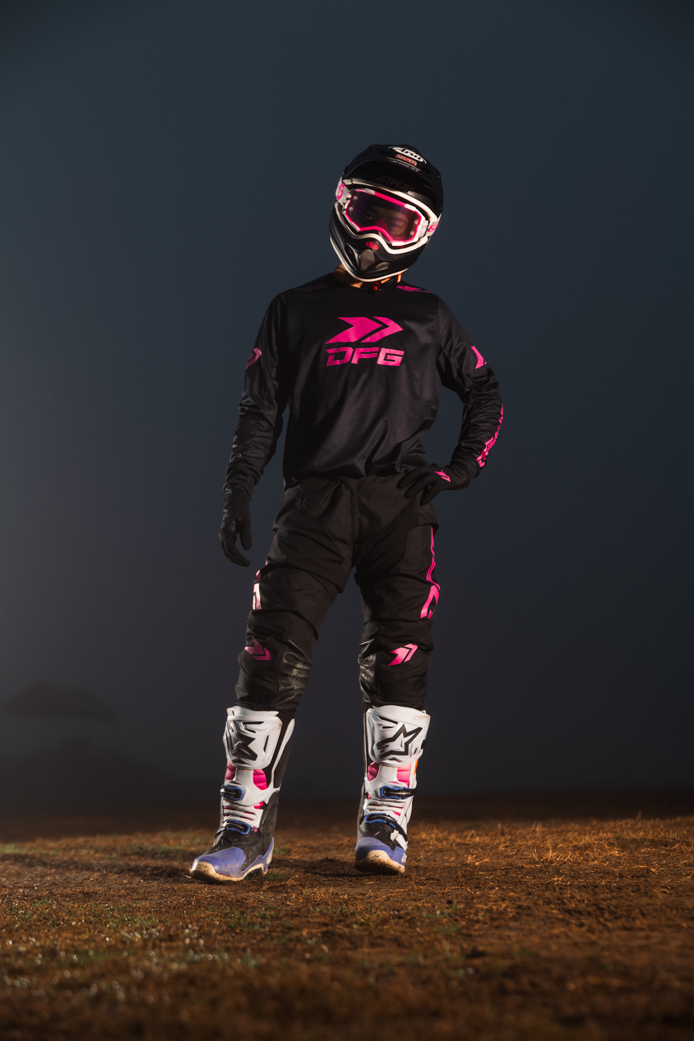 ソリッドパンツ ブラック/ホワイト　ライダーレビュー製品写真